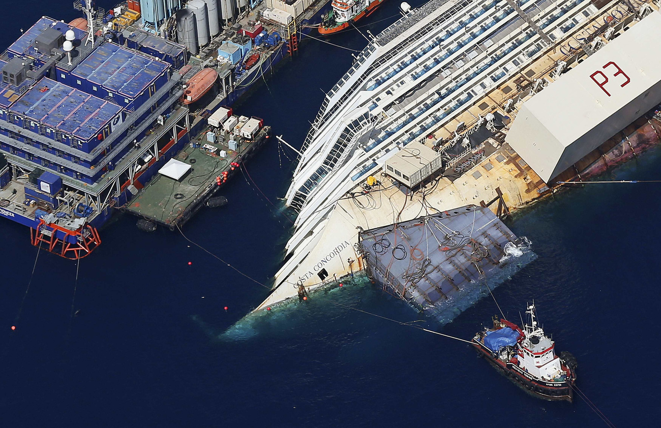 A Concordia köré egy sínt is építettek, hogy egyben maradjon az orra: azt mondják, ugyanúgy működik majd, mint egy emberi nyakmerevítő. Az emelés közben leváló hulladékot halászhálókkal fogják fel. Két holttestet még mindig nem találtak meg, ezeket is keresni fogják a 114 ezer tonnás hajótestben.
