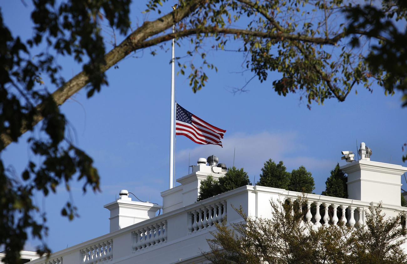 Amerika gyászol, a Fehér Házon félárbocra eresztették a zászlót 