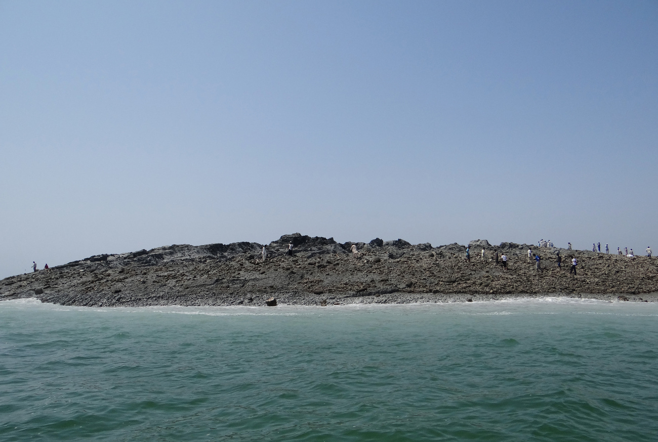 A rendőrség szerint az új sziget máris látványosságnak számít, tömegek vonultak a partra, hogy lefotózzák.