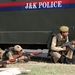 Dzsammu állam vezetője szerint a fegyveresek Pakisztánból érkeztek, és szerdán lépték át az indiai határt. Céljuk valószínűleg a két ország közötti békefolyamat megakasztása lehet. 