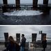 Áttör a víz a New York-i Battery Park mólóján. A Sandy hurrikán egy évvel ezelőtt, 2012. október 29-én csapott le az Egyesült Államok keleti partjára. Floridától Maine-ig 24 államból okozott súlyos pusztítást, összességében 65 milliárd dollárosra becsülik a károk mértékét.