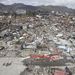 A tájfun házak tömegét döntötte romba, és súlyos károkat okozott a 220 ezer lakosú Tacloban kikötővárosban, az ottani tengerparti repülőteret elárasztották a heves szél által felkorbácsolt, két emelet magas hullámok.