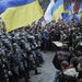 A gigamegmozuláson az ukrán vezetés azon múlt heti döntése ellen tiltakoztak, mely szerint egyelőre mégsem írják alá az évek óta készülő társulási egyezményt és szabadkereskedelmi megállapodást. Sajtóhírek szerint a tüntetések hétfőn is folytatódnak az ukrán fővárosban, és  voltak/vannak összecsapások a rendőrök és a tüntetők között.