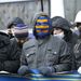 A kormány lemondását, a parlament feloszlatását követeli az ellenzék, miután a kormány nem írta alá az EU-val a társulási szerződést. A tüntetések azután kaptak újabb lendületet, hogy a rendőrség erőszakkal oszlatott november 30-án. Vasárnap többszázezren vonultak utcára, hétfőn kormányzati épületeket szálltak meg Kijevben az ellenzékiek. A hatalom provokációról, az ellenzék Ukrajna elárulásáról beszél.