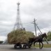 Oroszország, Párizs – Eiffel-torony-másolat szénásszekérrel.