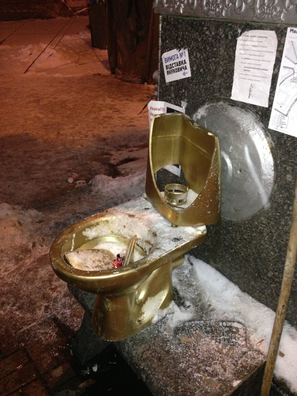 Aranyra lefújt vécé a Majdan téren