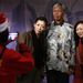 Mandela viaszszobrával fényképezkednek turisták a tokiói Madame Tussauds panoptikumban