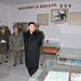 Ellátogatott egy katonai dizájnmúzeumba, mert Észak-Koreában ilyen is van.