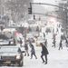 Káosz alakult ki a New York-i közlekedésben, több ezer repülőjáratot töröltek csütörtök óta, de a belváros utcáit is vastag hó borítja helyenként.