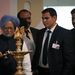Manmohan Singh miniszterelnök egy tradícionális indiai olajlámpát gyújt meg az avatáson