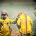 Tűzoltók pihennek egy Perth Hill-i oltás helyszínén