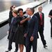 A szeptember 11-i terrortámadás tizedik évfordulójára való megemlékezésen igazítja meg férje nyakkendőjét. Az elnöki pár mögött George W. és Laura Bush.