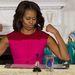 Michelle Obama a Szezám utca Rositája mellett feszíti meg muszklijait, hogy így bátorítsa a gyerekeket az egészségesebb táplálkozásra. A First Lady az amerikaiaknál is komoly problémákat okozó rossz táplálkozás elleni harc egyik fő szószólója.