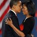 Az első ízben megválasztott Barack Obama a színpadon mond köszönetet feleségének, akinek teljesítménye semmivel sem maradt  az övétől: volt olyan időszak, amikor 8 nap alatt 33 kampányrendezvényen lépett fel.