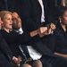 Az elhíresült selfie. Barack Obama David Cameronnal és a dán miniszterelnökkel, Helle Thorning Schmidttel közösen fotózkodik Nelson Mandela temetésén. A később csalókának bizonyult kép alapján úgy tűnt, mintha ennek Michelle nagyon nem örülne. 