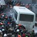 Hétfő reggel is folytatódtak az összecsapások az ukrán tüntetők és a rohamrendőrök között Kijev központjában. A sebesültek száma meghaladta a százat, a tüntetők négy rendőrségi autóbuszt és két teherautót felgyújtottak. 
