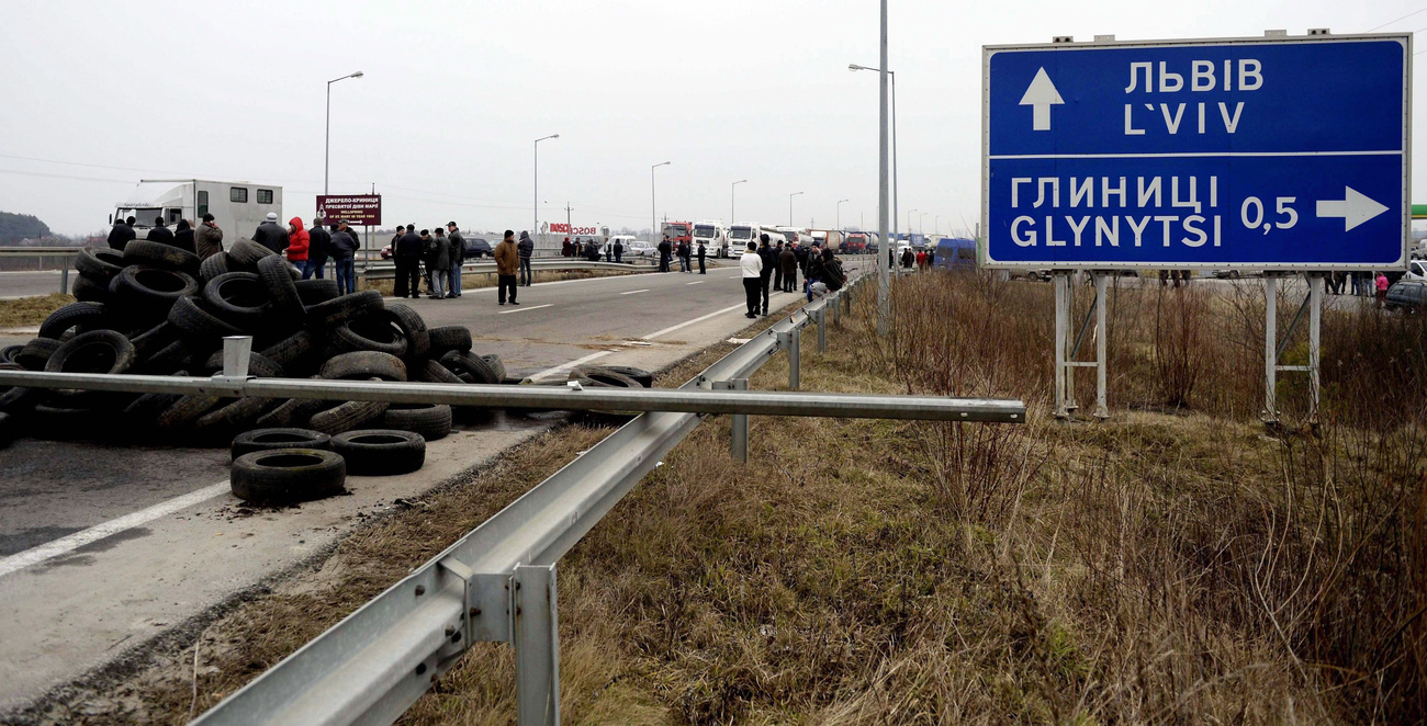 Krakovecnél a lengyel határtól Lvovba vezető autópályát is lezárták a demonstrálók.