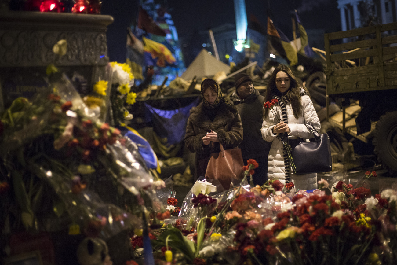 Apukák és anyukák jöttek gyerekekkel, hogy virágot rakjanak a téren mindenfelé álló emlékhelyekre, amelyeket az ott meggyilkolt tüntetőknek állítottak. 