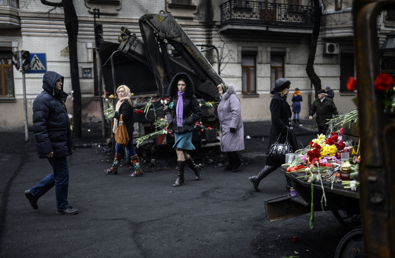Apukák és anyukák jöttek gyerekekkel, hogy virágot rakjanak a téren mindenfelé álló emlékhelyekre, amelyeket az ott meggyilkolt tüntetőknek állítottak. 