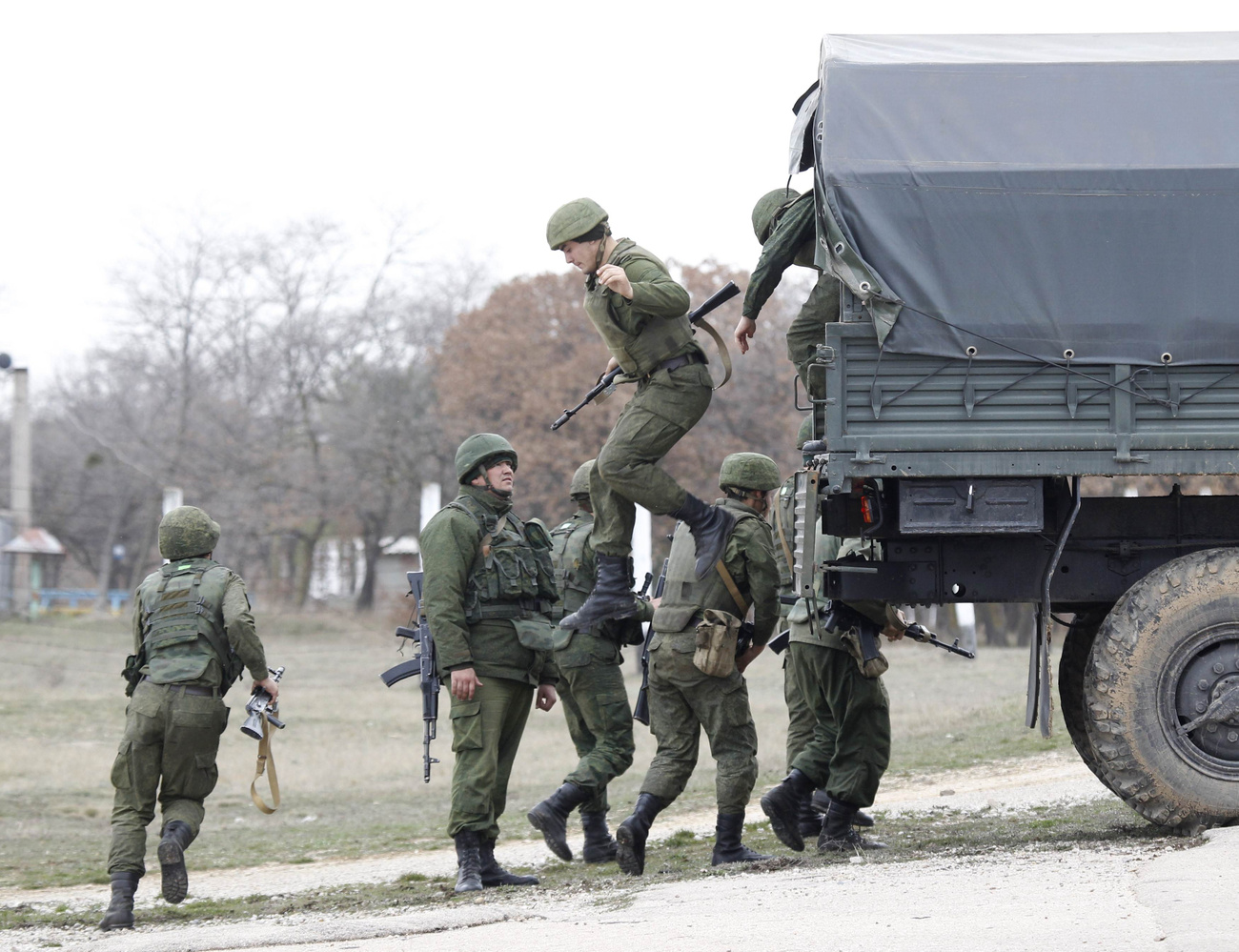 Orosz katonák az általuk ellenőrzött belbeki légibázis bejáratában.