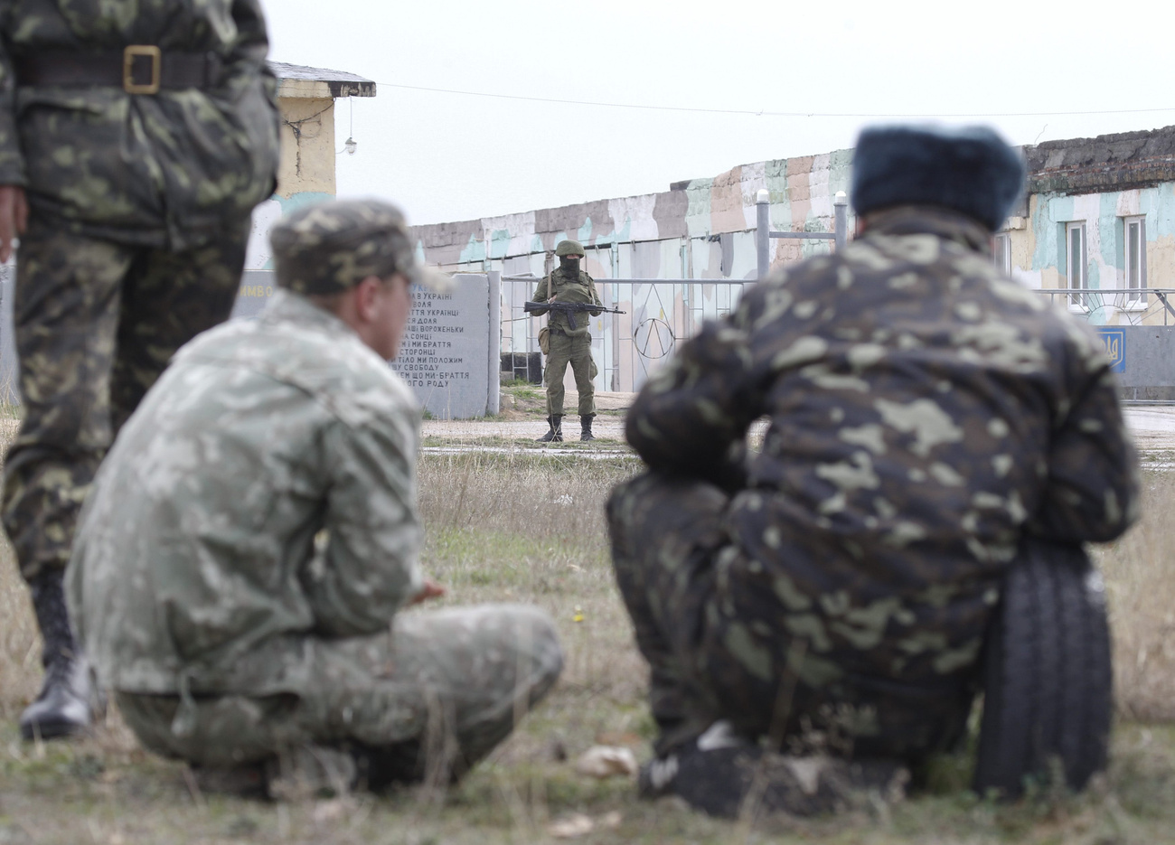 Orosz katonák az általuk ellenőrzött belbeki légibázis bejáratában.
