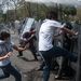 Újra összecsaptak a tüntetők és a katonák szerdán a venezuelai fővárosban, Caracasban, Valencia városában pedig három embert lőttek agyon, köztük a Nemzeti Gárda egyik tagját. Ezzel 27-re nőtt az egy hónapja tartó heves tüntetések halálos áldozatainak száma. Kapcsolódó cikkünk a legfrissebb hírekkel.