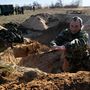 Lövészárkokat ásnak az ukrán katonák az új krími határ mentén