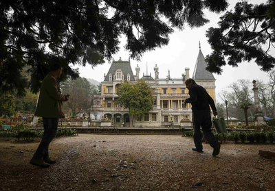 A CsehovSky nevű éttermet Robert Stevenson író ihlette meg. A kincses sziget című regényében szereplő Hispaniolát az oroszok egy filmdíszletként a kommunizmus idején építették, majd Jaltán helyezték el.