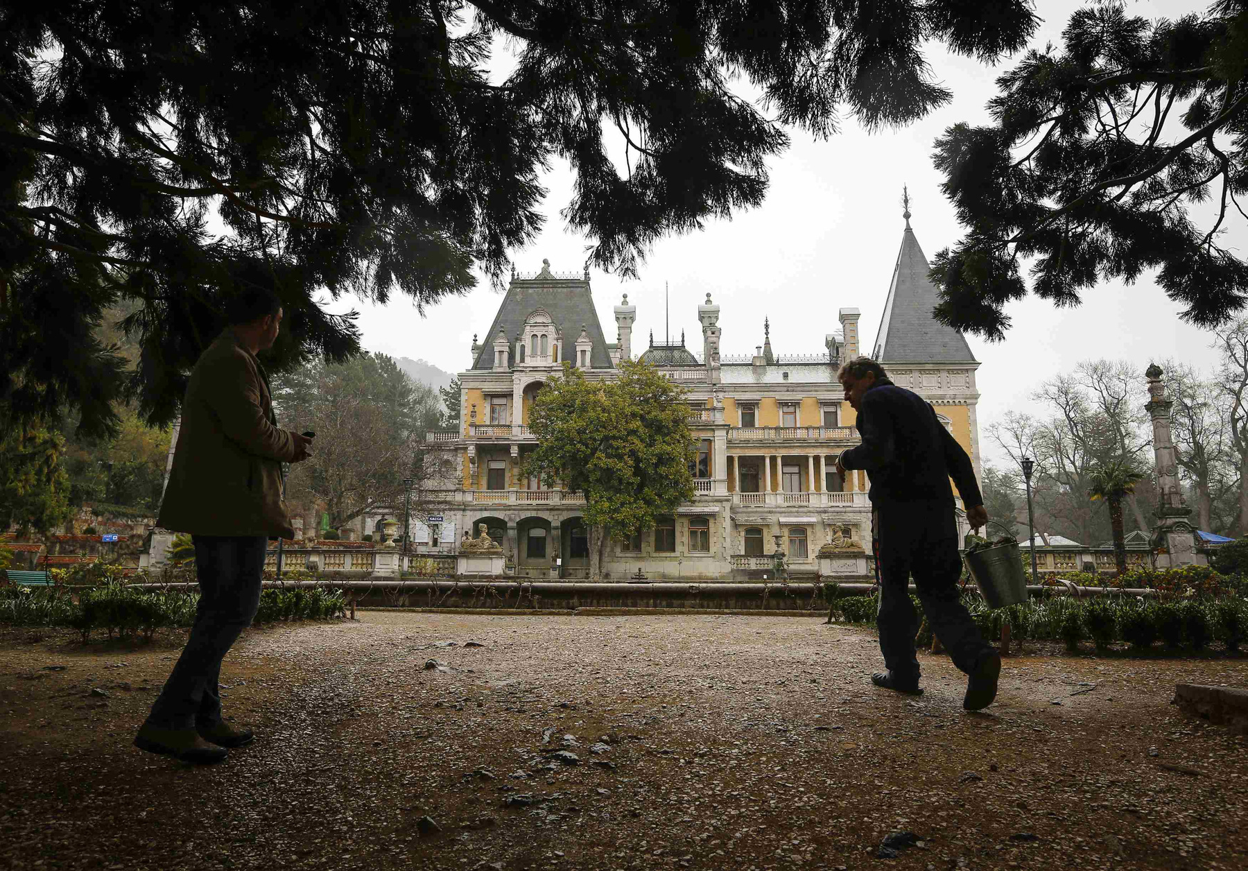 A CsehovSky nevű éttermet Robert Stevenson író ihlette meg. A kincses sziget című regényében szereplő Hispaniolát az oroszok egy filmdíszletként a kommunizmus idején építették, majd Jaltán helyezték el.