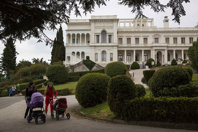 A CsehovSky nevű éttermet Robert Stevenson író ihlette meg. A kincses sziget című regényében szereplő Hispaniolát az oroszok egy filmdíszletként a kommunizmus idején építették, majd Jaltán helyezték el.