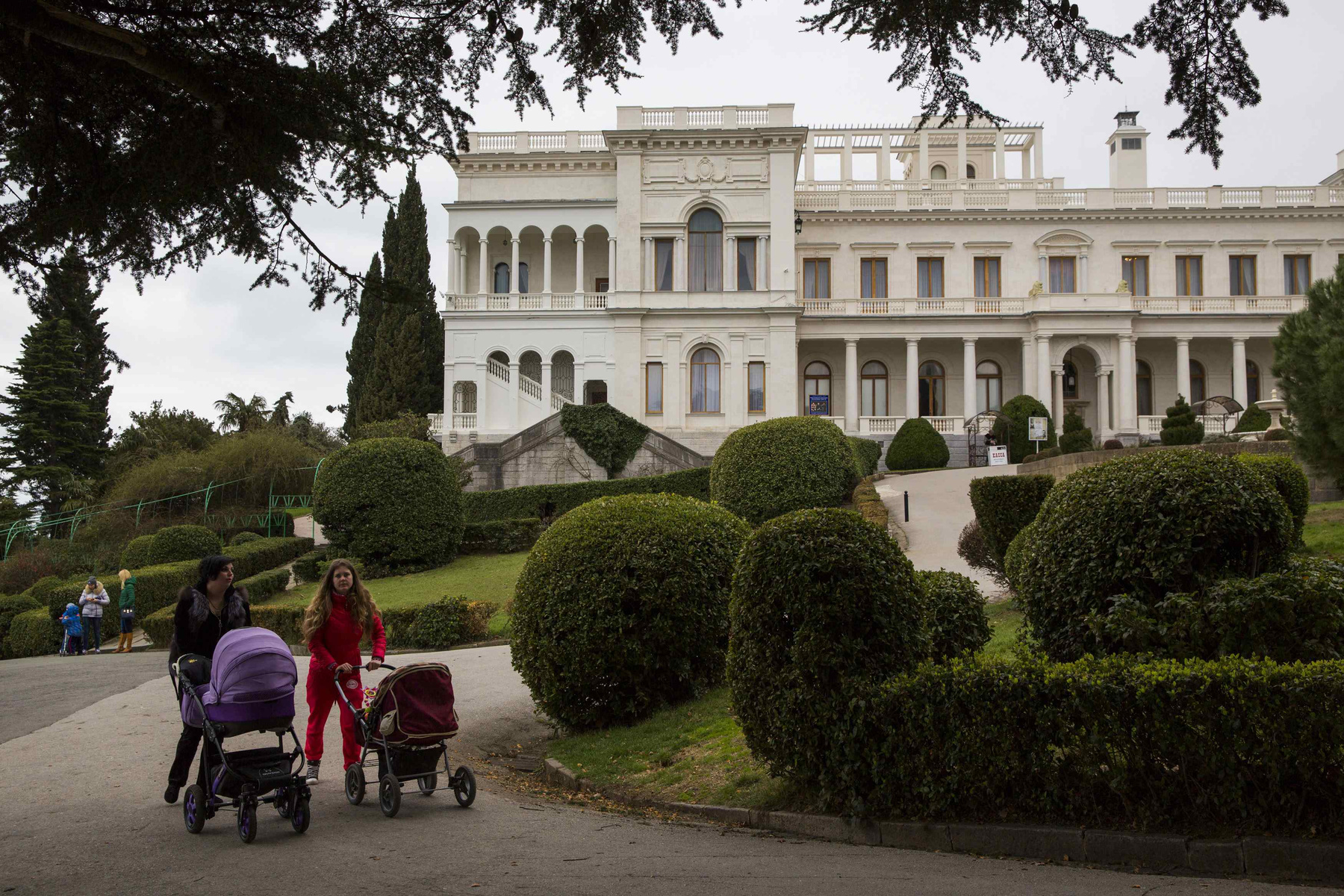 A CsehovSky nevű éttermet Robert Stevenson író ihlette meg. A kincses sziget című regényében szereplő Hispaniolát az oroszok egy filmdíszletként a kommunizmus idején építették, majd Jaltán helyezték el.