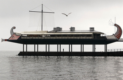 A CsehovSky nevű éttermet Robert Stevenson író ihlette meg. A kincses sziget című regényében szereplő Hispaniolát az oroszok egy filmdíszletként a kommunizmus idején építették, majd Jaltán helyezték el.