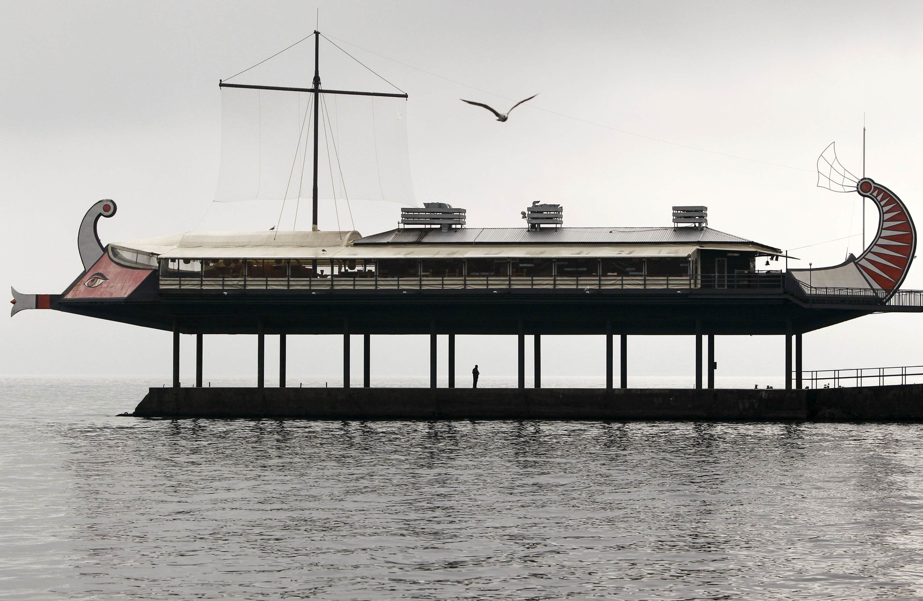 A CsehovSky nevű éttermet Robert Stevenson író ihlette meg. A kincses sziget című regényében szereplő Hispaniolát az oroszok egy filmdíszletként a kommunizmus idején építették, majd Jaltán helyezték el.