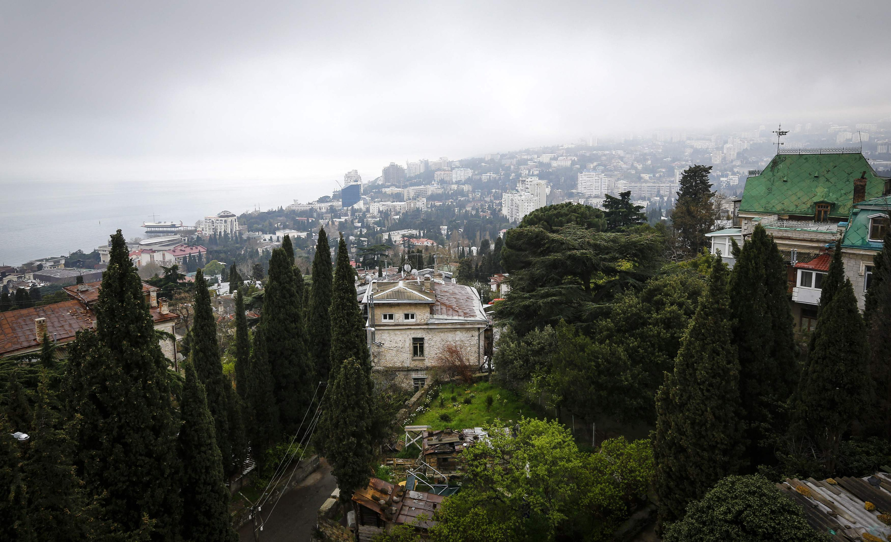 A CsehovSky nevű éttermet Robert Stevenson író ihlette meg. A kincses sziget című regényében szereplő Hispaniolát az oroszok egy filmdíszletként a kommunizmus idején építették, majd Jaltán helyezték el.