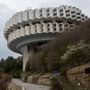 Jaltától 8 kilométerre helyezkedik el a modern szovjet építészet egyik ékköve, a Drúzsba Hotel és Szanatórium. A CIA annak idején, furcsa katonai objektumnak tekintette a szállodát.