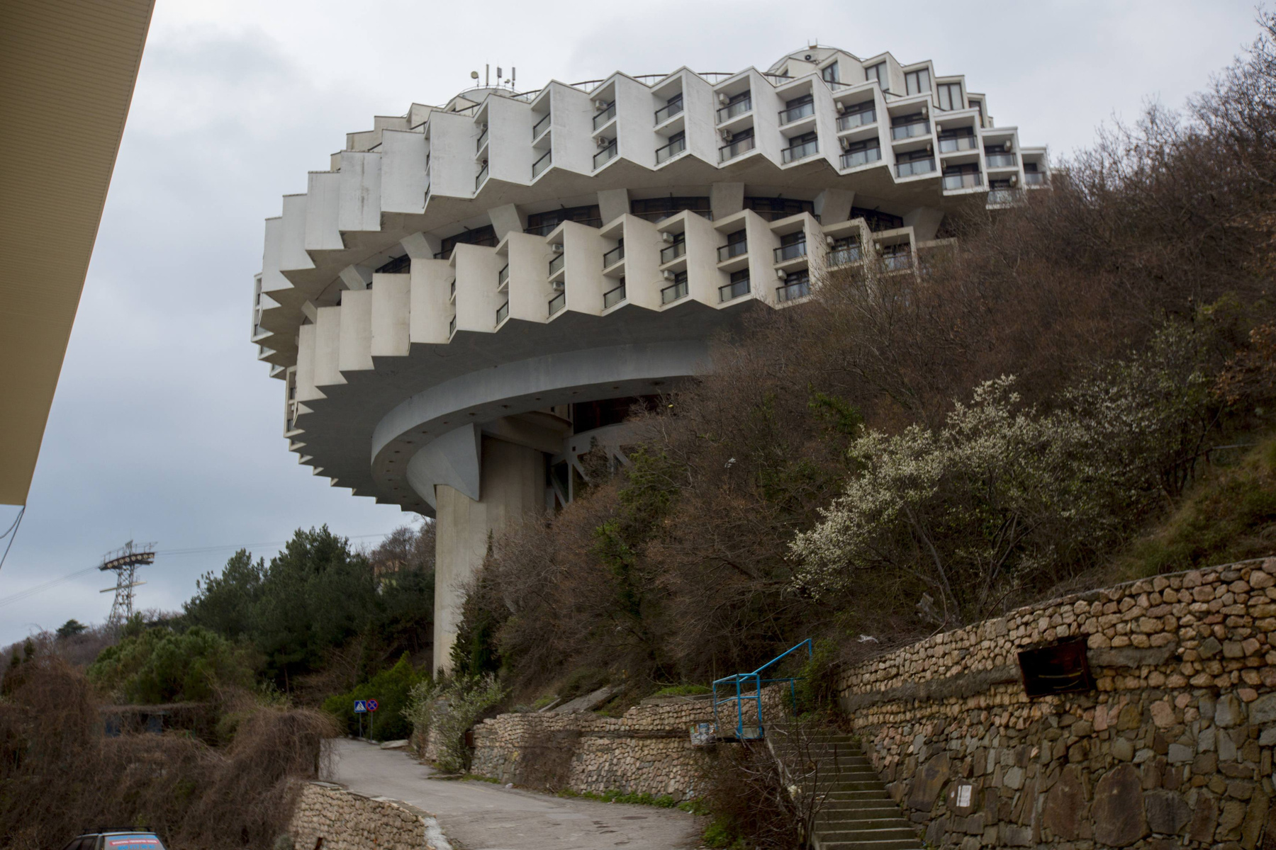 A CsehovSky nevű éttermet Robert Stevenson író ihlette meg. A kincses sziget című regényében szereplő Hispaniolát az oroszok egy filmdíszletként a kommunizmus idején építették, majd Jaltán helyezték el.