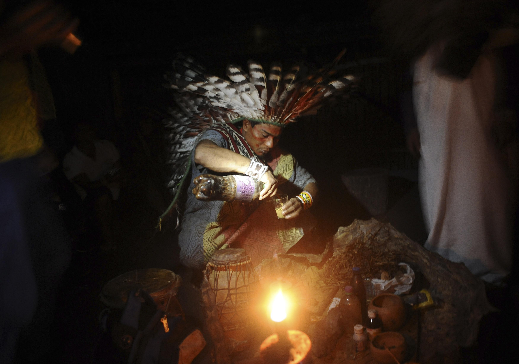 A Huni Kui törzs egyik tagja egy gyógyító rituálé részeként éppen a nixi pae nevű elixírt készíti.