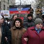 Oroszpárti tüntetők élőláncban védik a rendőrség épületét Szlavjanszkban