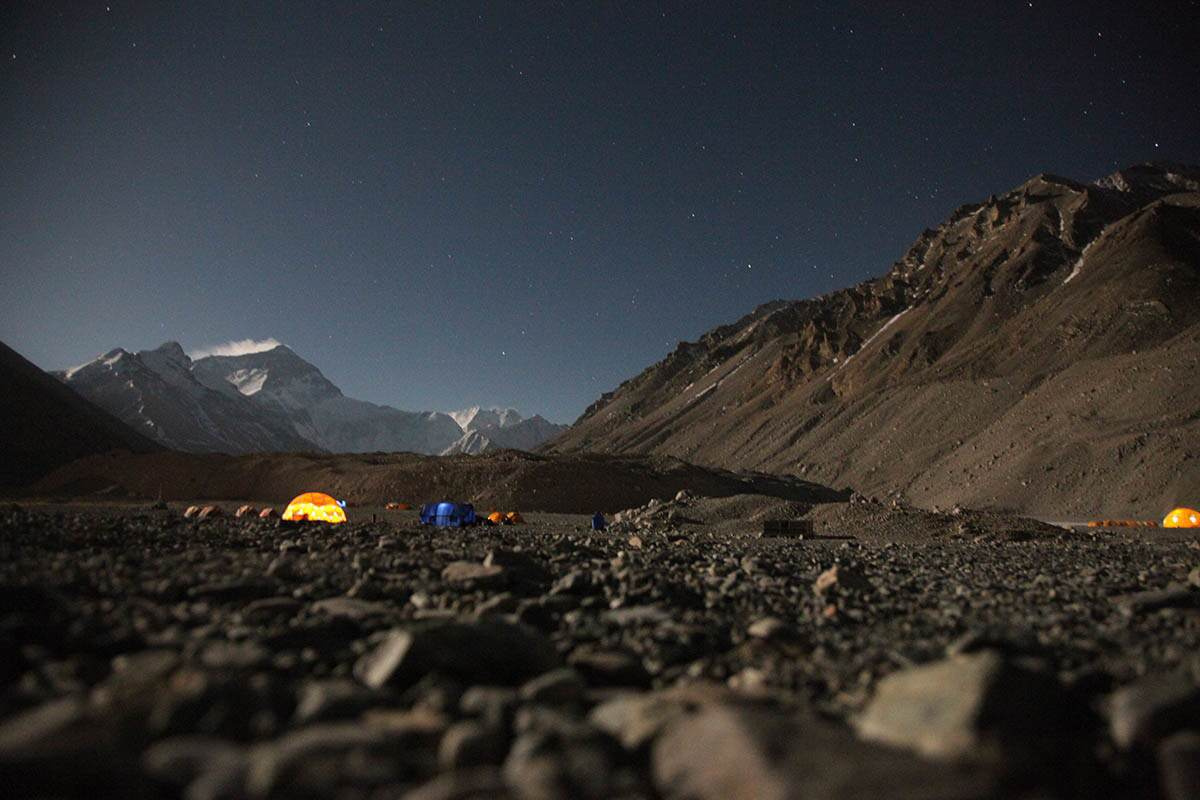 Az Everest és az alaptábor éjjel