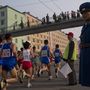 225 külföldi futó teljesítette a távot, az utazási irodáknál pillanatok alatt elkeltek a futóversenyre hirdetett utak, de sok futó állítólag inkább várost nézett.