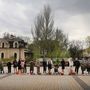 Hívők sorakoznak egy donyecki templom előtt megáldásra váró ételeikkel. A templom a nemrégiben oroszpárti aktivisták által elfoglalt kormányzati épületek közelében fekszik,