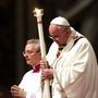 Ferenc pápa húsvéti gyertyával a kezében, a Szent Péter Bazilikában tartott nagyszombati  ceremónián.