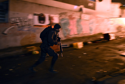 A rendőrség a hat hét múlva kezdődő labdarúgó világbajnokság közeledtével a korábbinál is keményebben lép fel bűnözőkkel és a kábítószerbandákkal szemben a Rio de Janeiró-i nyomornegyedekben. Az MTI azt írja: az akciókban már több vétlen ember is életét vesztette. Az Amnesty International szerint Brazíliában évente nagyjából kétezren esnek a rendőri erőszak áldozatául.
