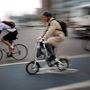 A nem kicsit esős metropoliszban alaphelyzetben is sokan használják a biciklit, de - a pár évvel ezelőtti BKV-sztrájkhoz hasonlóan - itt is többszörösére nőtt a kedd reggel nyeregbe pattanók száma. 
