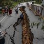 Közepes földrengés rázta meg hajnalban Thaiföldet, Csiangraj közelében. A 6-os erősségű rengés utakat, templomokat és lakóházakat is megrongált. Az egyik megsüllyedt utat ellepték a katasztrófaturisták, hogy a hasadékkal fényképezkedjenek.