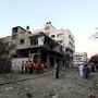 Lebombázott épület Sheikh Radwan városban, Gázában..Izraeli kormányközeli források szerint a Hamász nem puhatolózott egy esetleges tűzszünetről, ezért a hadművelet szerintük legalább egy hétig tart majd. A katonai rádió szerint egyre többen követelik, hogy állítsák le a Gázai övezetben az áramszolgáltatást, az üzemanyag- és ételszállítást.