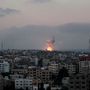 A BBC szerint a Hamász kedden éjjel több rakétát is kilőtt Jeruzsálemre, de ezek egyike sem érte el a várost, valamint az izraeliek elfogtak egy Tel-Avivra irányított rakétát is. Robbanásokról számoltak be a Gázai övezet északnyugati részén is.