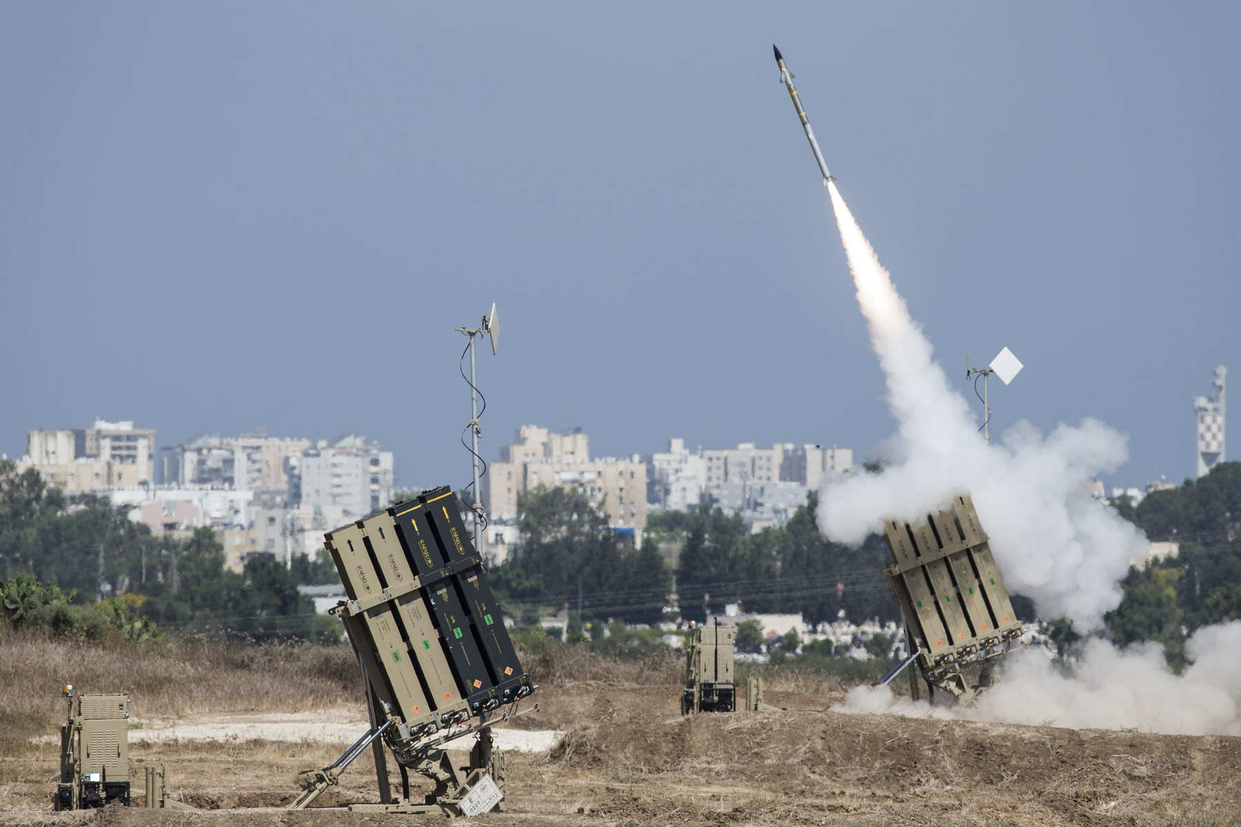 A lépcsőházban menedéket kereső izraeliek Tel Avivban..Reggel megint Tel-Avivot és környékét vették célba az övezetből a Hamász házilagos készítésű M76-os rakétáival, amelyek akár hetven kilométerre is eljutnak.
