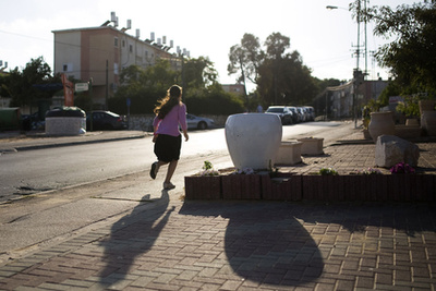 A lépcsőházban menedéket kereső izraeliek Tel Avivban..Reggel megint Tel-Avivot és környékét vették célba az övezetből a Hamász házilagos készítésű M76-os rakétáival, amelyek akár hetven kilométerre is eljutnak.