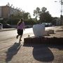 Egy izraeli kislány fut az óvóhely felé a légvédelmi szirénákat hallva Ashkelonban. Móse Jaalon izraeli védelmi miniszter kijelentette, hogy a napokban kiterjesztik a hadműveletet.  „Súlyos árat fog fizetni a Hamász